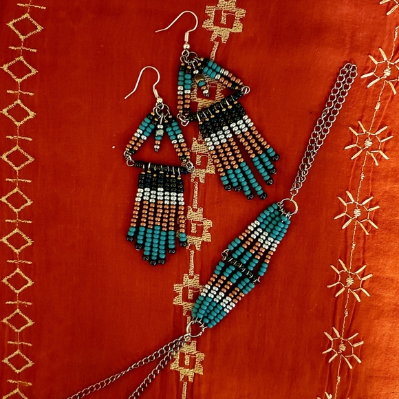 "Island Tings" handmade handchain and earrings set - Picture 2 of 3